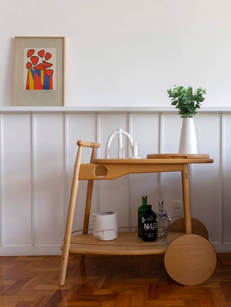 Sala de estar; piso de taco; boiserie; carrinho de chá