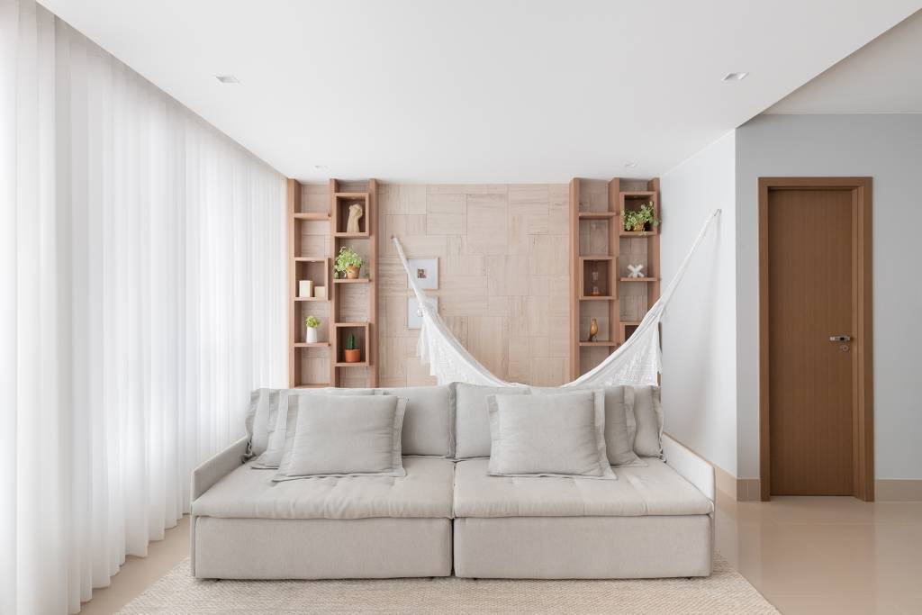ape-de-140-m²-ganha-decor-contemporaneo-com-marcenaria-e-gesso-sala-estar-julia-totoli-(4) Apê 140 m² Primo Arquitetura sala estar rede descanso mesa poltrona cortina