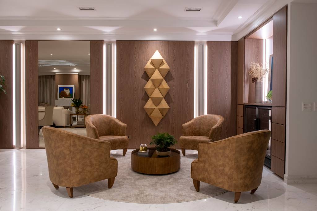 casa-ganha-area-social-moderna-com-toques-classicos-de-decoracao-barbara-kahhale-credito-raul-fonseca-hall-estar(18) Casa área social moderna toques clássicos decoração Barbara Kahhale alphaville sala estar hall adega bar quadro iluminacao poltrona