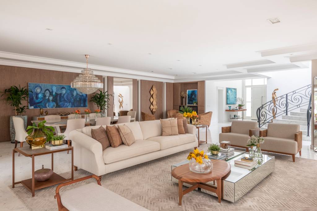 casa-ganha-area-social-moderna-com-toques-classicos-de-decoracao-barbara-kahhale-credito-raul-fonseca-sala-esta Casa área social moderna toques clássicos decoração Barbara Kahhale alphaville sala estar jantar escada sofa poltrona tapete mesa lustre cristal