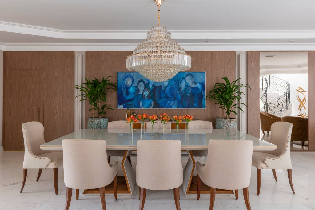 casa-ganha-area-social-moderna-com-toques-classicos-de-decoracao-barbara-kahhale-credito-raul-fonseca-sala-jantar Casa área social moderna toques clássicos decoração Barbara Kahhale alphaville sala jantar mesa cadeira quadro lustre cristal