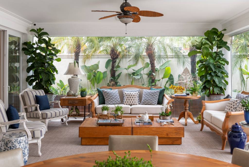 casa-ganha-area-social-moderna-com-toques-classicos-de-decoracao-barbara-kahhale-credito-raul-fonseca-varanda (5) Casa área social moderna toques clássicos decoração Barbara Kahhale alphaville varanda parede de vidro jardim sofa mesa madeira plantas