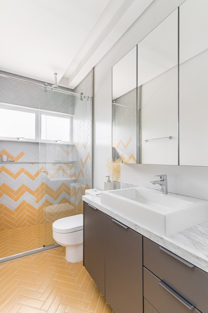 Casa lounge externo Bia Hajnal banheiro lavabo amarelo