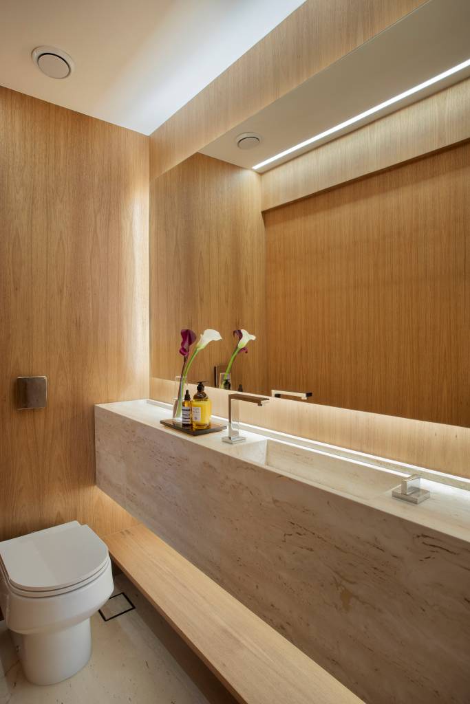 cobertura-triplex-mistura-contemporanea-madeira-e-marmore-bianca-da-hora-fotos-denilson-machado-09-banheiro-lavabo Banheiro; banheiro de madeira; bancada de mármore; lavabo;