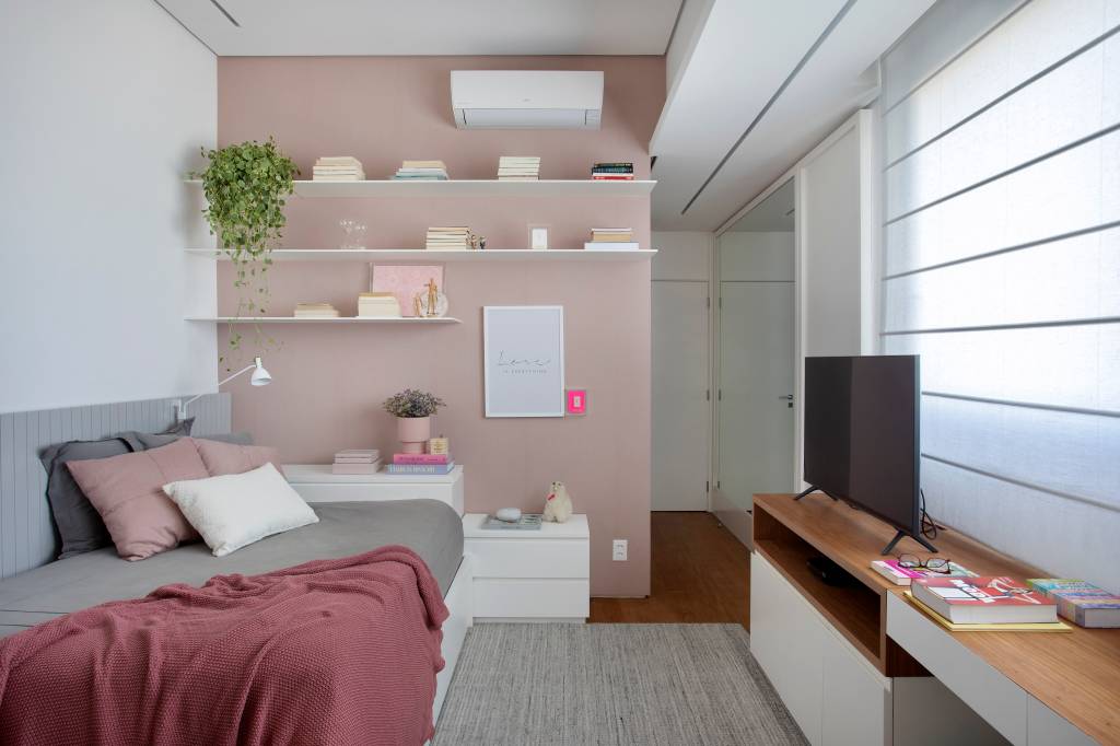 cobertura-triplex-mistura-contemporanea-madeira-e-marmore-bianca-da-hora-fotos-denilson-machado-20-quarto-rosa Quarto; quarto rosa; parede rosa; prateleiras brancas;