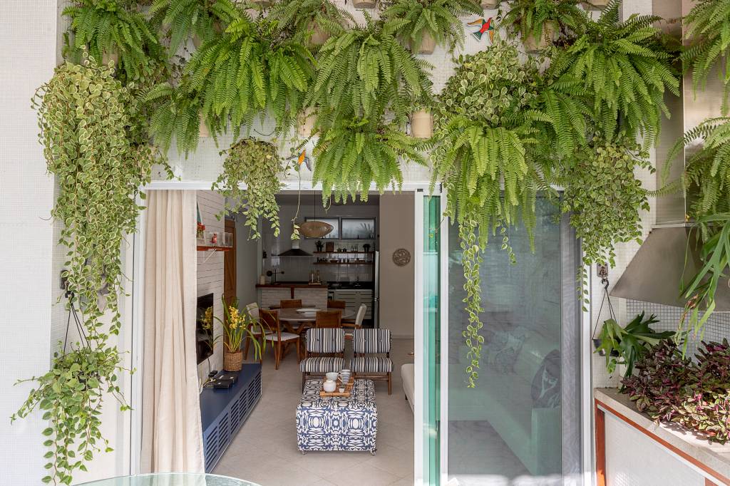 como-refrescar-a-casa-com-decoracao-carina-dal-fabbro-foto-rafael-renzo-01-varanda-plantas Varanda; porta de correr de vidro; plantas; samambaia