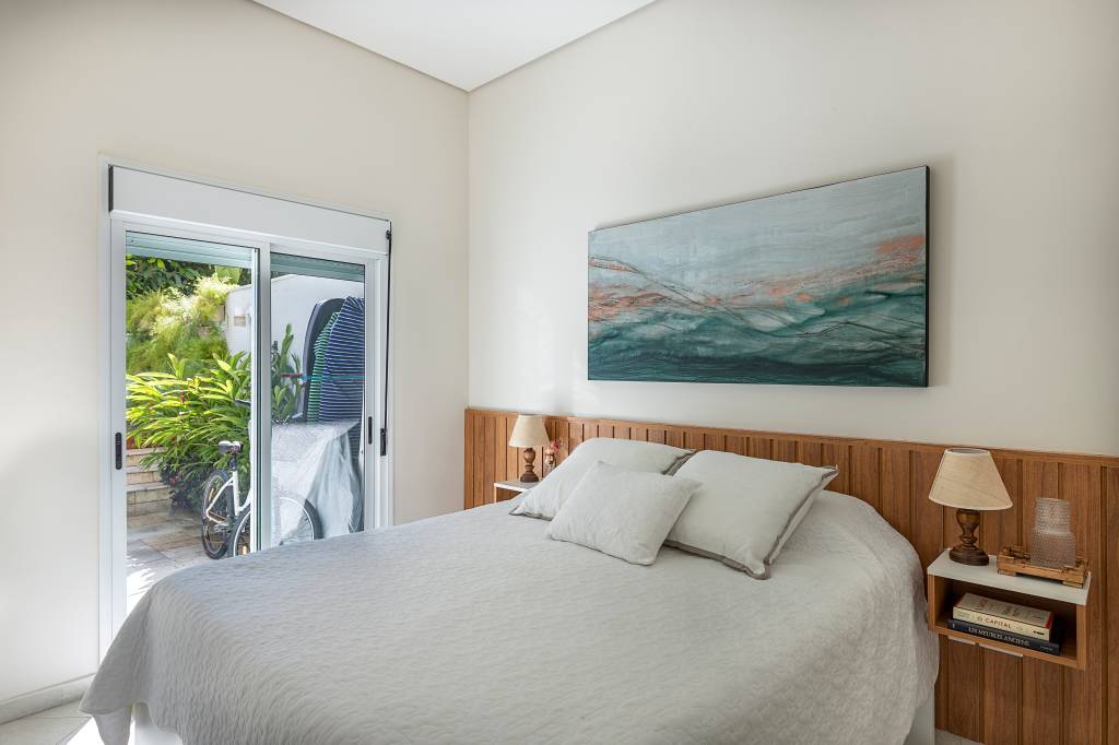 como-refrescar-a-casa-com-decoracao-carina-dal-fabbro-foto-rafael-renzo-02-quarto Quarto; cama; pintura acima da cama;
