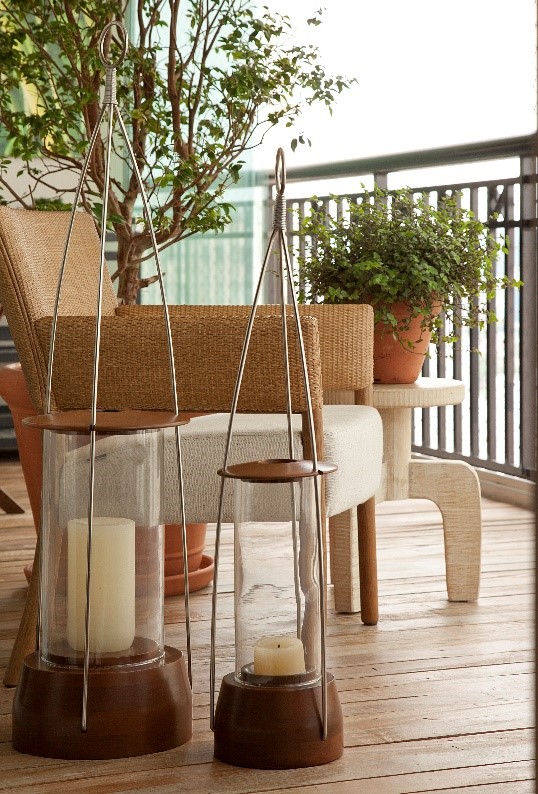 como-refrescar-casa-com-decoracao-pati-cillo-foto-luis-gomes-02-varanda-plantas-vela Varanda; poltrona; velas decorativas; vaso de plantas