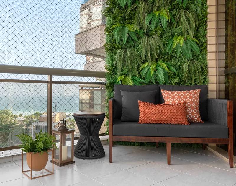 decoracao-varanda-apartamento-gourmet-pequena-jardim-landhi-fernanda-medeiros-02 Varanda; varanda pequena; varanda de apartamento; jardim vertical; sofá cinza escuro