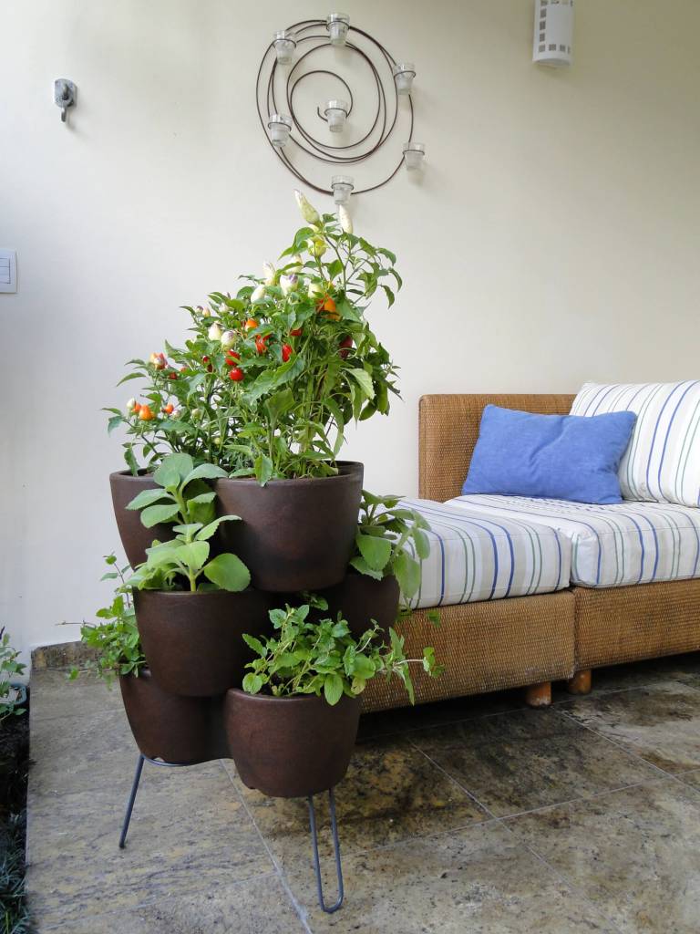 dicas-ter-jardim-apartamento-pequeno-vasart-08 Jardim; plantas; apartamento pequeno; sofá; vasos no chão