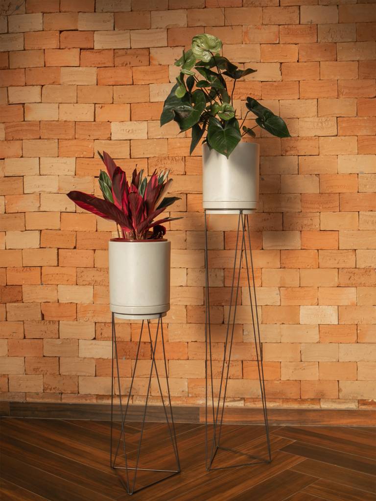 dicas-ter-jardim-apartamento-pequeno-vasart-10 Jardim; plantas; apartamento pequeno; parede de tijolinhos; vaso em suporte