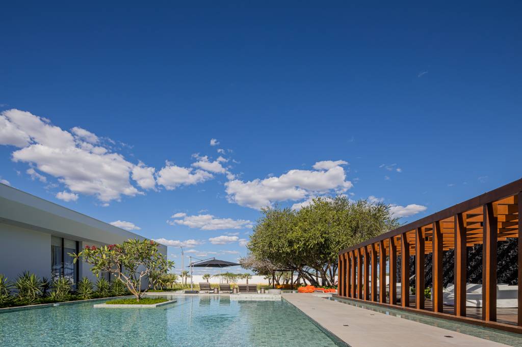 Área externa; pergolado de madeira; piscina