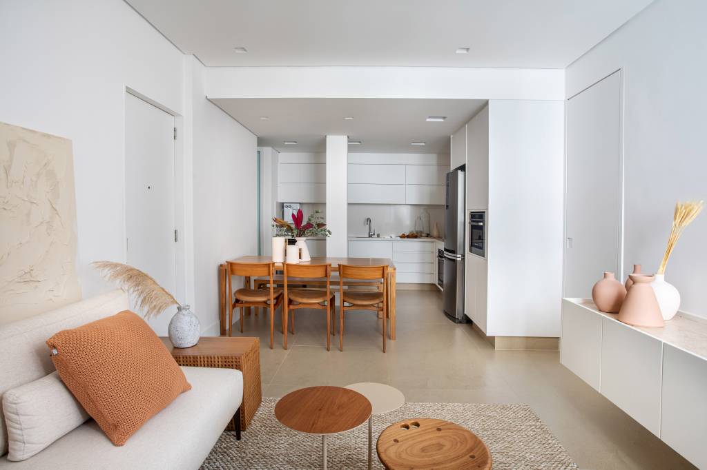 essencial-minimalista-ape-80m-cozinha-americana-home-office-janaina-sthel-fotos-juliano-colodeti-01-sala-cozinha-integrada-porcelanato Cozinha; cozinha branca; marcenaria branca; cozinha integrada; cozinha americana; mesa de madeira; cadeiras de madeira; sala de estar