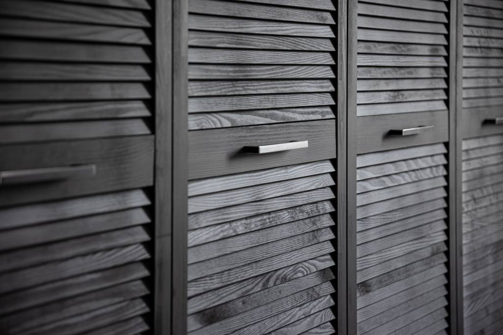 Close-up of a textured wooden black cabinet. Faça você mesmo: 4 formas de repaginar os armários sozinho