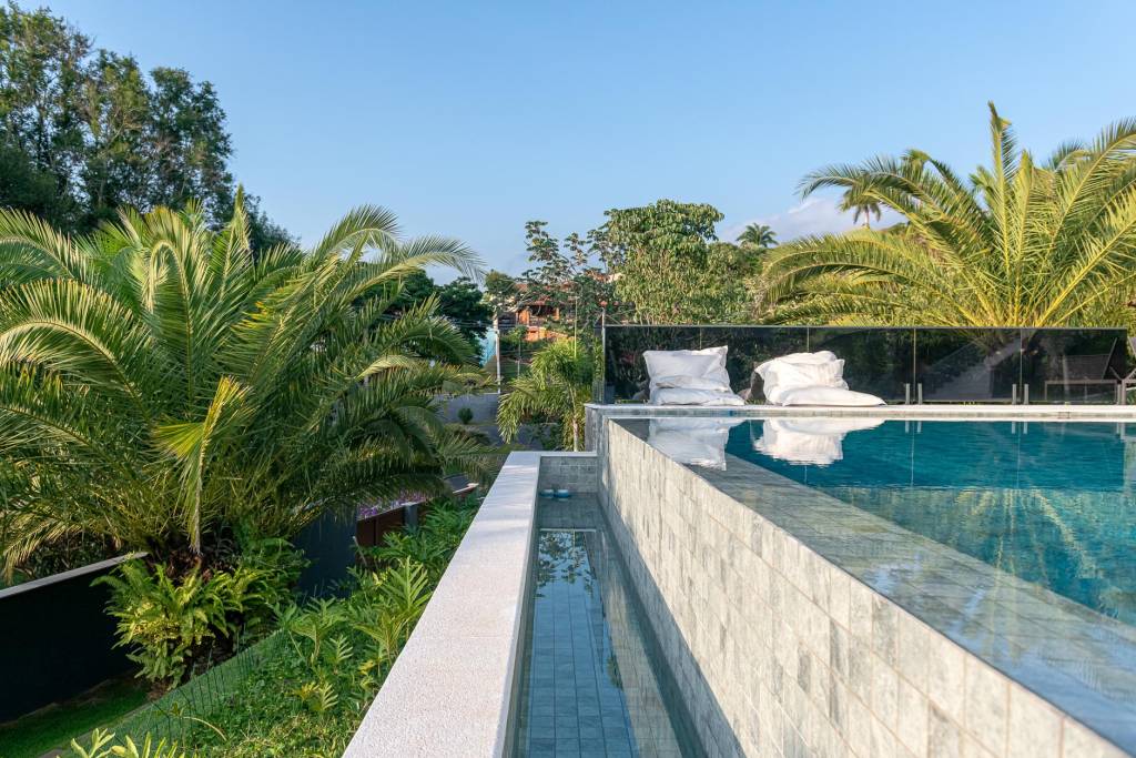 Jardim tropical de 1500 m² tem vegetação tropical com volumes diferentes