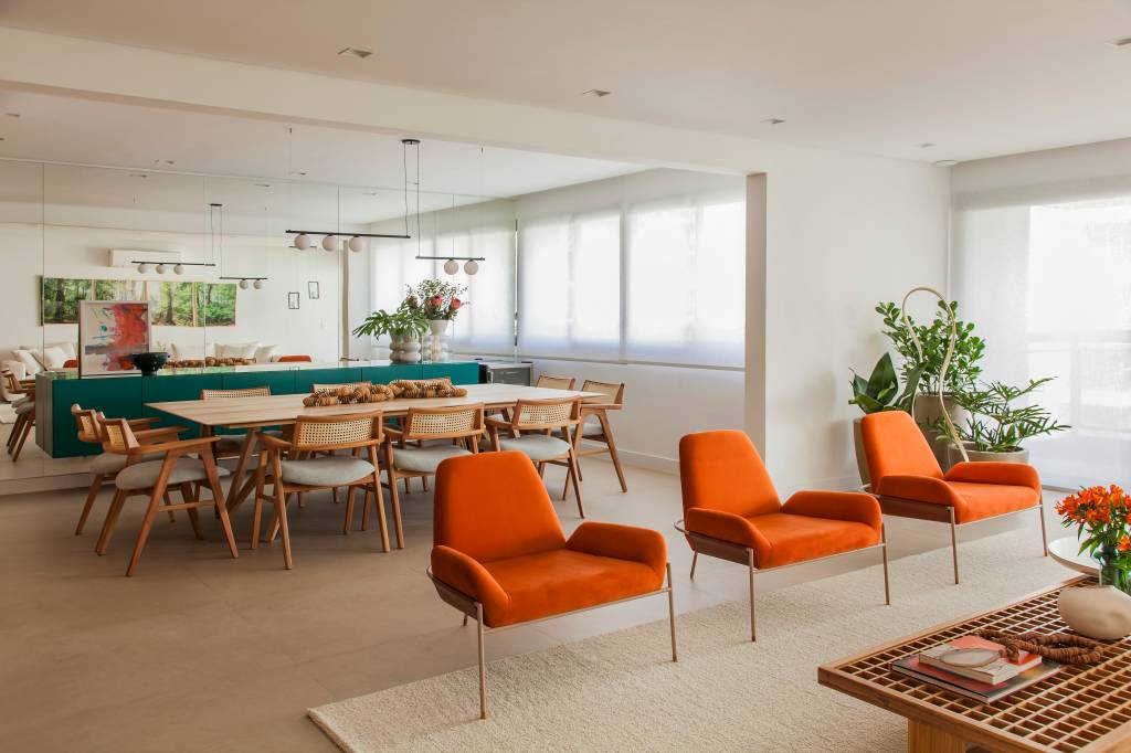 Laranja na decoração; sala de estar; poltronas laranjas