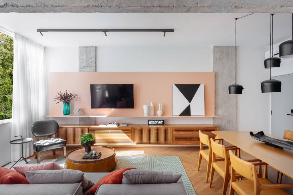 reforma-ape-112m-cria-suite-38m-mbv-arquitetura-fotos-juliano-colodeti-07-sala-integrada-tv Sala de tv; sala de estar integrada com jantar; móveis de madeira