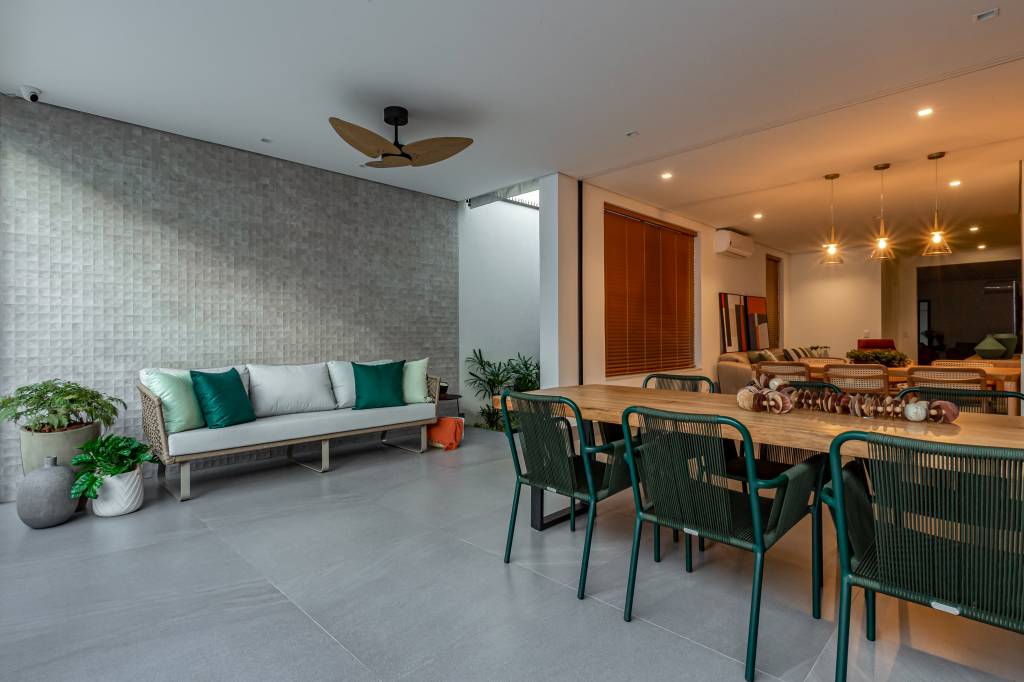 reforma-de-casa-prioriza-lembrancas-e-momentos-familiares-adriano-pita-credito-marcia-giraldi-area-gourmet(11) Reforma casa Adriano Pita sofa area gourmet chaise area externa mesa cadeira