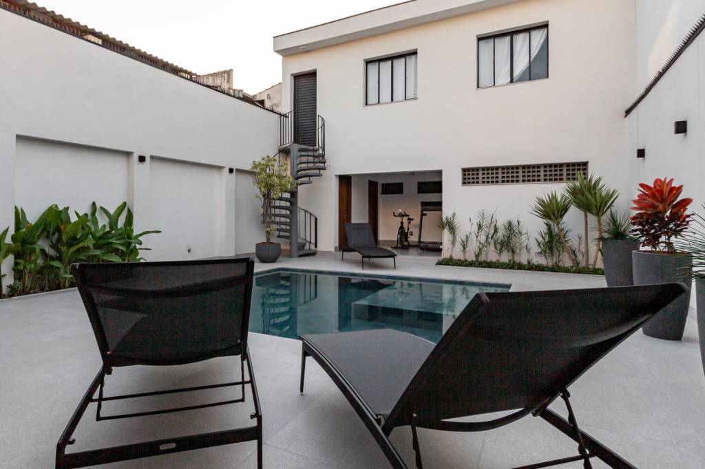 reforma-de-casa-prioriza-lembrancas-e-momentos-familiares-adriano-pita-credito-marcia-giraldi-piscina (2) Reforma casa Adriano Pita piscina edicula chaise area externa