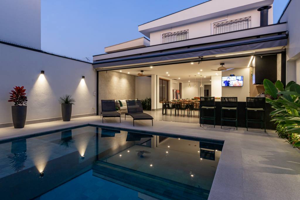 reforma-de-casa-prioriza-lembrancas-e-momentos-familiares-adriano-pita-credito-marcia-giraldi-piscina (6) Reforma casa Adriano Pita piscina area gourmet chaise area externa churrasqueira mesa cadeira