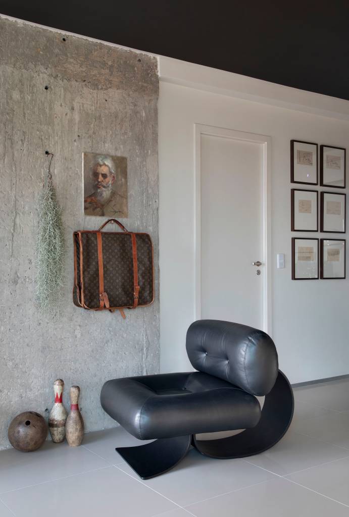 sala-estar-25m-repleta-de-obras-de-arte-roby-studio-de-arquitetura-fotos-denilson-machado-08 Sala de estar; paleta sóbria; parede de concreto; poltrona preta