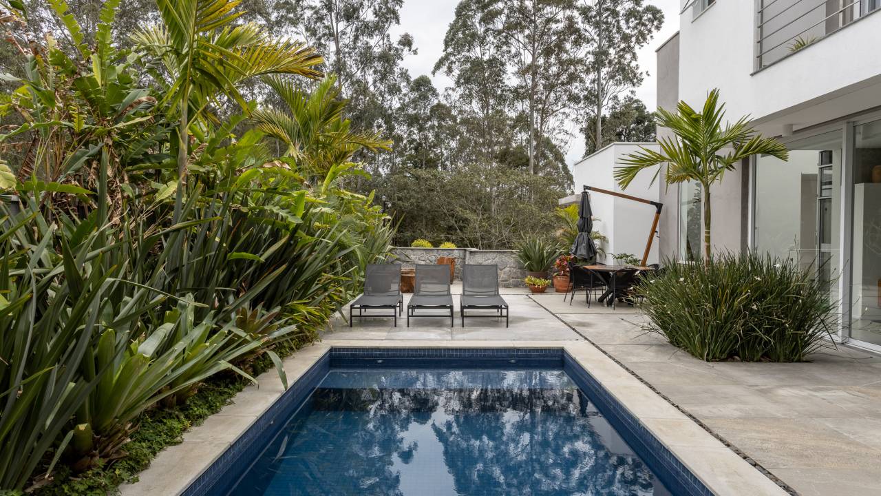 Área externa; piscina; plantas; jardim