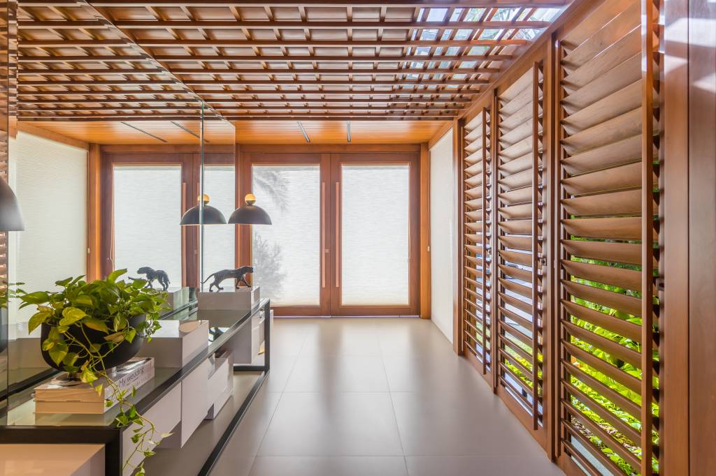 trama-de-paineis-de-madeira-articulaveis-casa-375m-truvian-arquitetura-fotos-leo-matsuda-17 Madeira; trançado de madeira