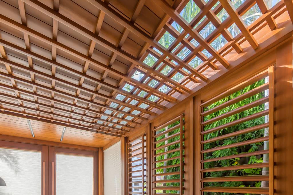 trama-de-paineis-de-madeira-articulaveis-casa-375m-truvian-arquitetura-fotos-leo-matsuda-19 Detalhe estrutura de madeira