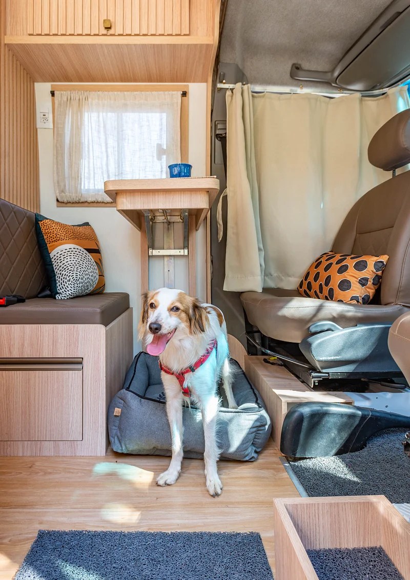 Van é transformada em motorhome após reforma e muita marcenaria sob medida