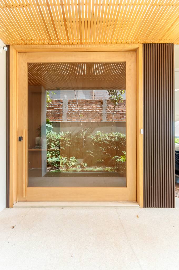 ambientes-integrados-iluminados-ventilados-casa-398m-paiva-e-passarini-arquitetura-fotos-xavier-neto-02 Porta de vidro; porta varanda