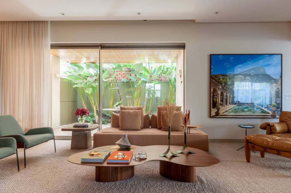ambientes-integrados-iluminados-ventilados-casa-398m-paiva-e-passarini-arquitetura-fotos-xavier-neto-05 Sala de estar; sofá; mesa de centro curva; janela;