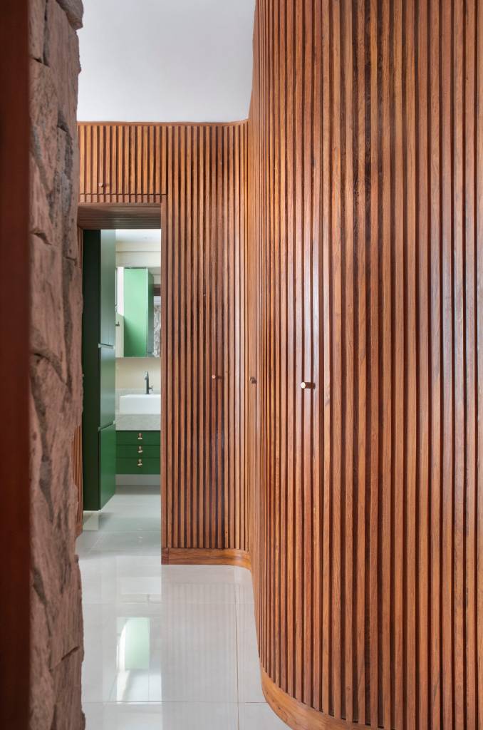 ape-160m-paineis-madeira-ripada-sofa-verde-design-nacional-roby-studio-arquitetura-09 Armários com portas de painéis ripados de madeira.