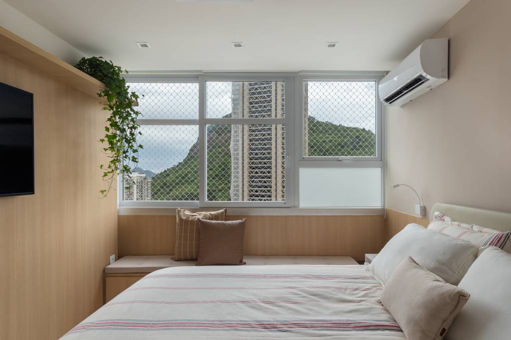 ape-90m-closet-quartos-renovados-estante-modular-joao-panaggio-fotos-luiza-schreier-11-quarto Quarto de casal; banco de madeira