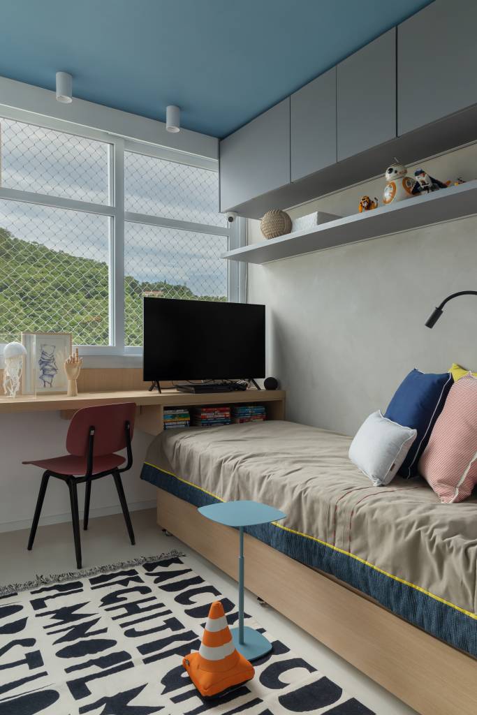 ape-90m-closet-quartos-renovados-estante-modular-joao-panaggio-fotos-luiza-schreier-16-quarto-infantil Quarto infantil com cama de solteiro e bancada para estudos; tapete estampado