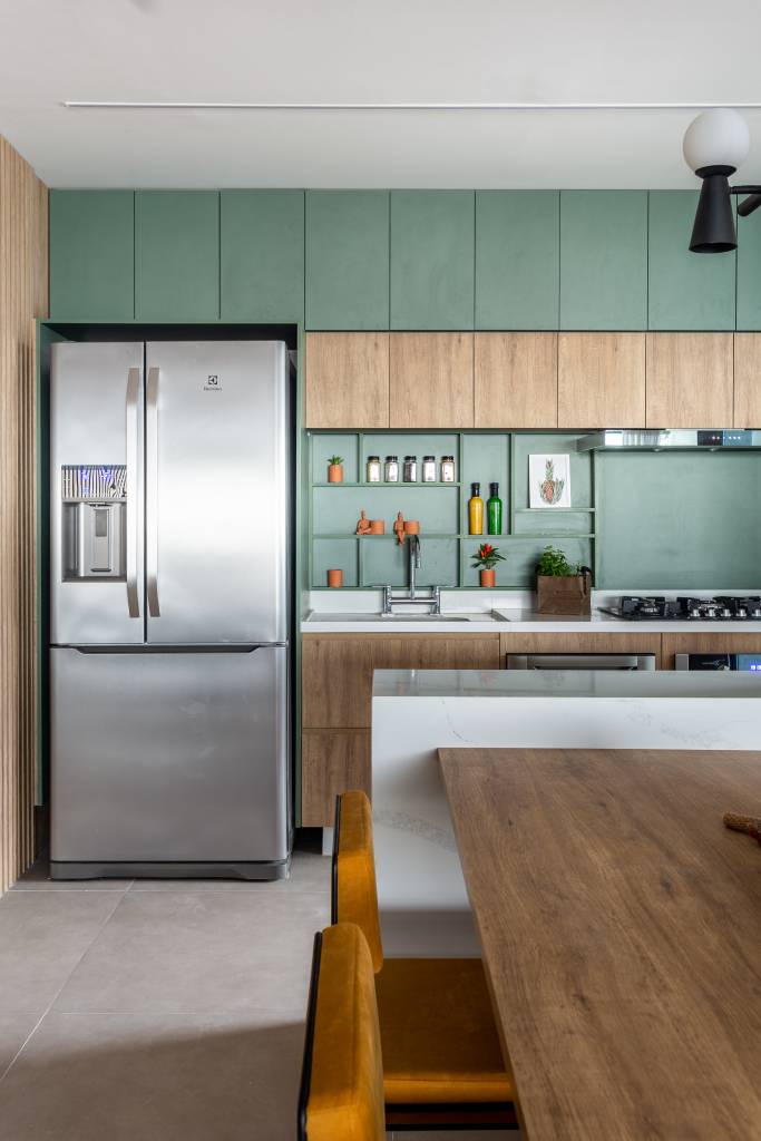 ape-95m-decoracao-influencia-nordestina-biofilia-llarquitetura-03-cozinha Cozinha americana; cozinha integrada com revestimento de madeira e marcenaria verde.