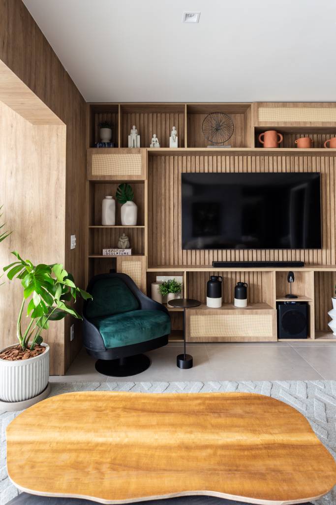 ape-95m-decoracao-influencia-nordestina-biofilia-llarquitetura-10-sala-tv Sala de estar; sala de tv com painel de madeira ripada com nichos; poltrona verde