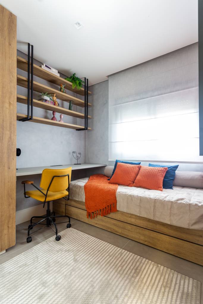 ape-95m-decoracao-influencia-nordestina-biofilia-llarquitetura-18-quarto-hospede Quarto de hóspedes com bancada para home office.