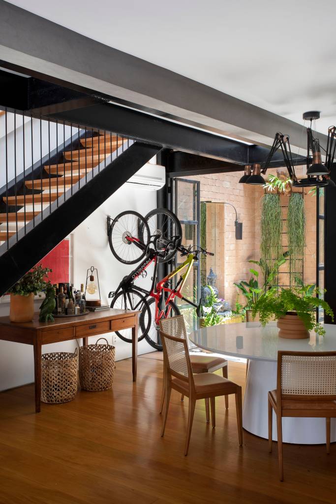 casa-340m-terceiro-pavimento-decor-industrial-contemporaneo-escala-arquitetura-fotos-mca-estudio-08-bicicleta Casa; sala de jantar; escada; bicicleta na parede