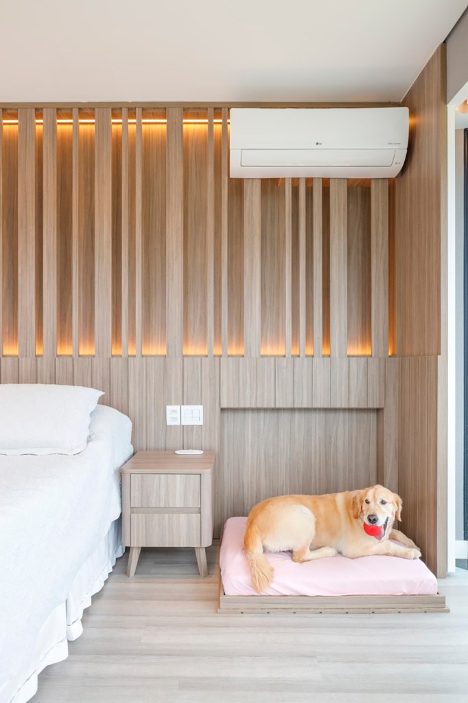 Casa nova decoração tons neutros vista para natureza Yannick Athia quarto cama pet cachorro madeira