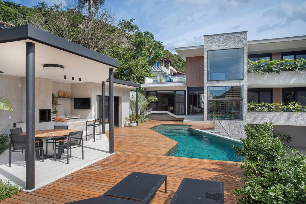 casa-parece-um-resort-nop-arquitetura-02-piscina Área externa; deck de madeira; área gourmet; piscina