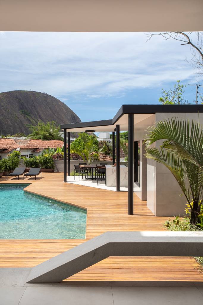 casa-parece-um-resort-nop-arquitetura-03-piscina Área externa; deck de madeira; área gourmet; piscina
