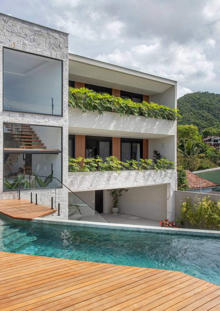 casa-parece-um-resort-nop-arquitetura-05-piscina Área externa; deck de madeira; área gourmet; piscina