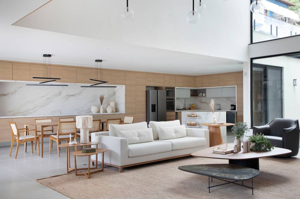casa-parece-um-resort-nop-arquitetura-10-sala-cozinha-integrada Sala de estar integrada com cozinha; cozinha americana