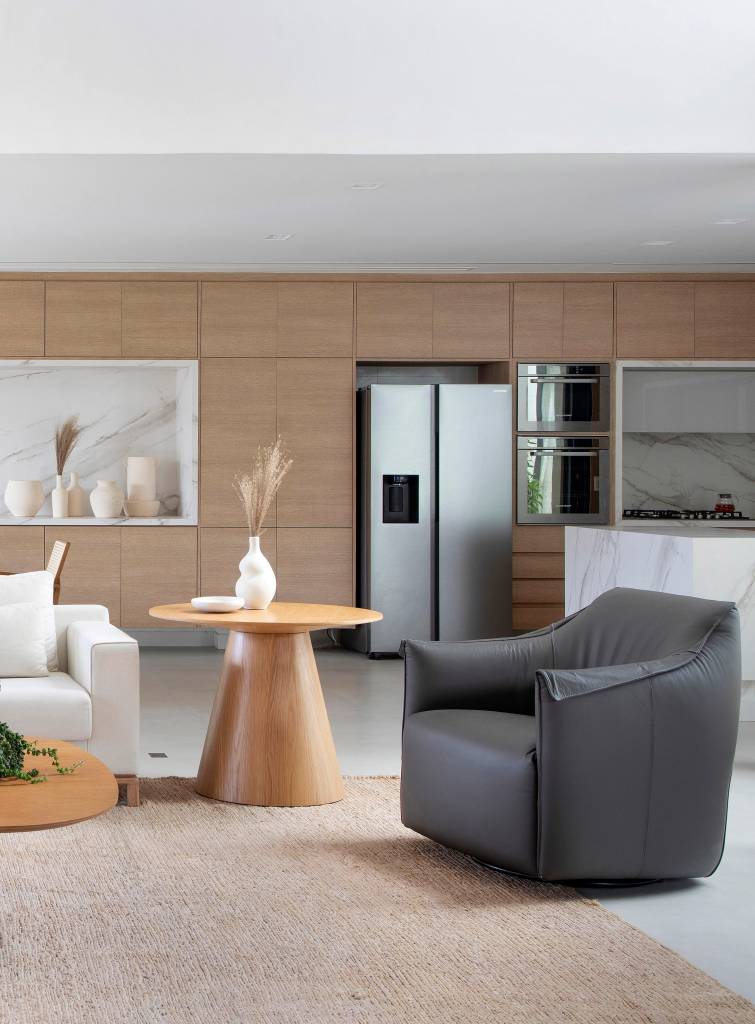 casa-parece-um-resort-nop-arquitetura-11-sala-poltrona Sala de estar neutra; sala integrada com cozinha; poltrona cinza