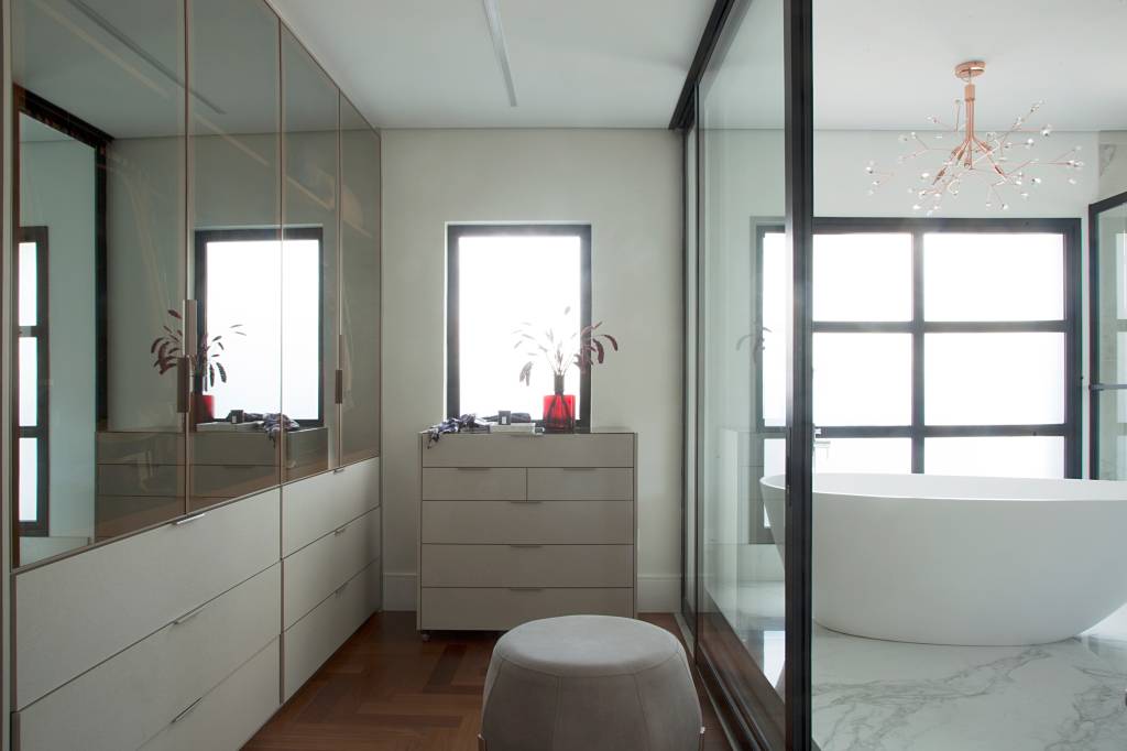 casa-tem-quarto-e-home-office-voltados-para-jardim-isabella-nalon-21-banheiro Closet integrado com banheiro