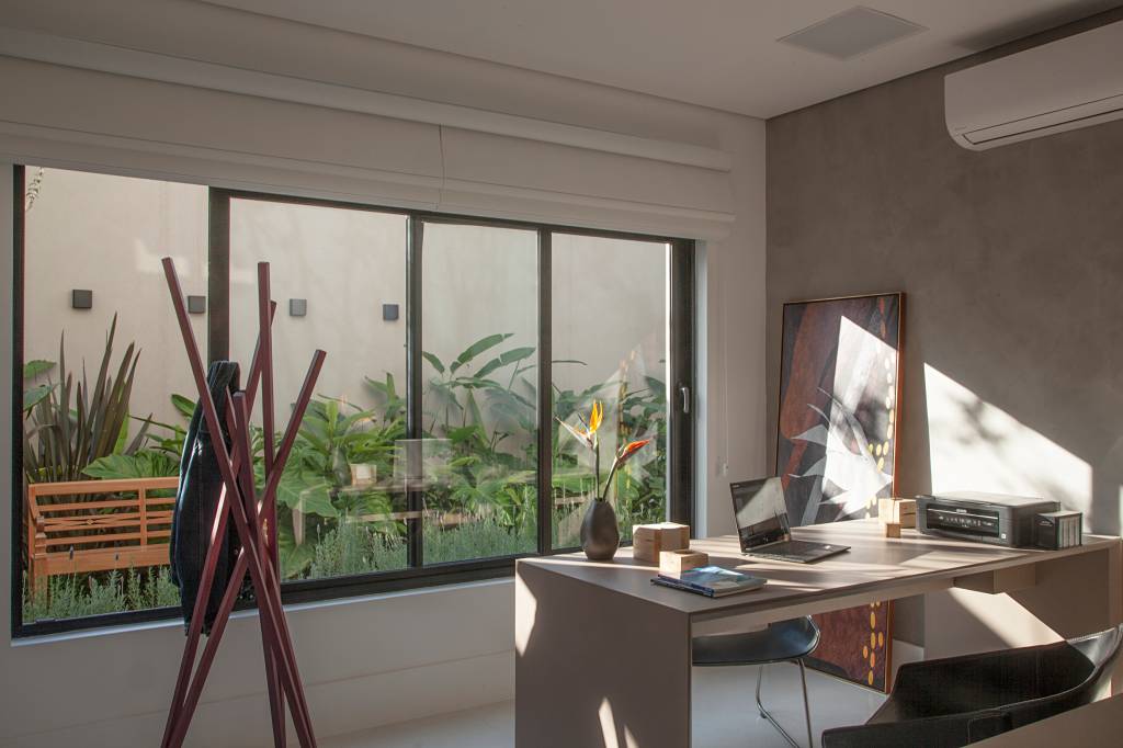 casa-tem-quarto-e-home-office-voltados-para-jardim-isabella-nalon-27 Home office com vista para janela.