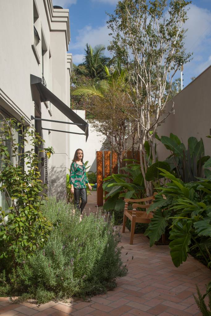 casa-tem-quarto-e-home-office-voltados-para-jardim-isabella-nalon-31 Jardim com folhagens e jabuticabeira.