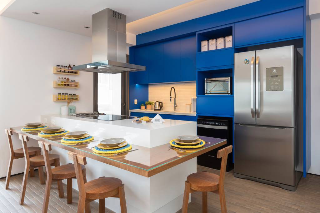 decoracao-segura-para-criancas-e-idosos-studio-tan-gram-fotos-estudio-sao-paulo-68 Cozinha; armário azul; bancada; ilha; cadeira de madeira; cozinha americana