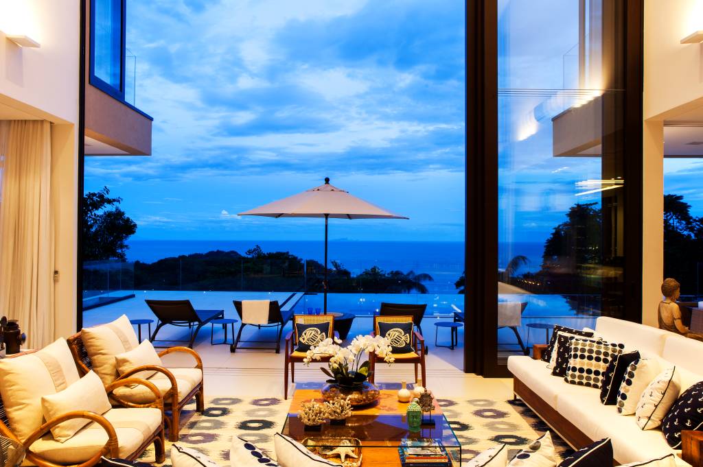 estilo-praiano-natureza-casa-de-1000m-infinity-spaces-fotos-dotta-01 Sala de estar; sala de estar com vista; sofá; tapete; piscina; pé-direito duplo