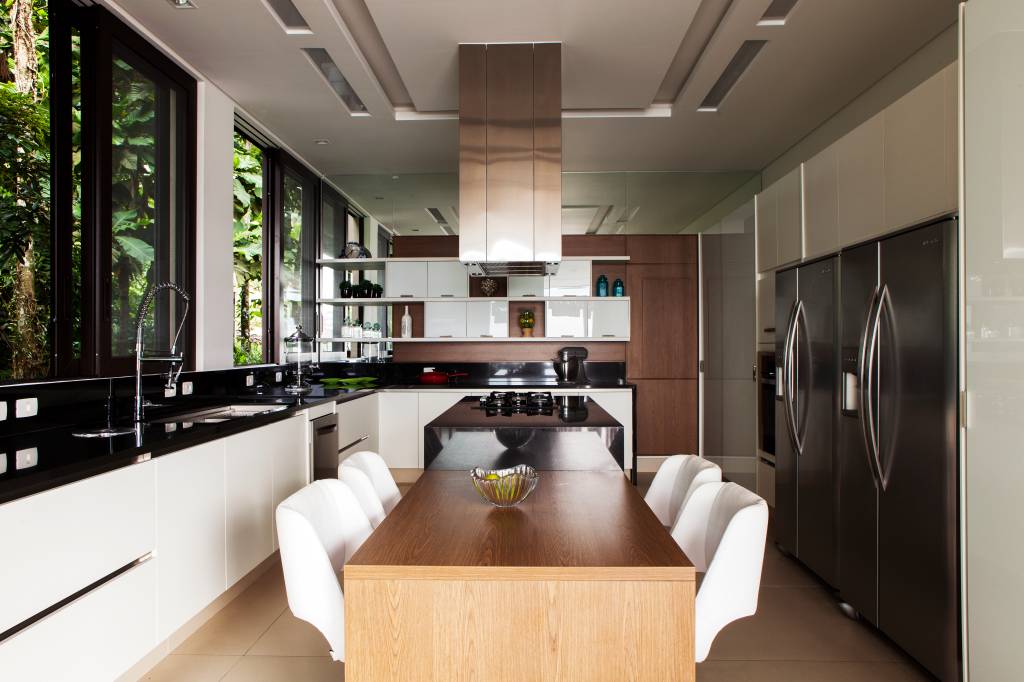 estilo-praiano-natureza-casa-de-1000m-infinity-spaces-fotos-dotta-04 Cozinha; mesa; coifa; armário branco